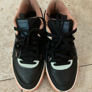 Good condition used women’s Puma sneakers